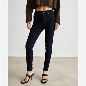 B#05 {NWT} $79 DKNY Bleecker Shaping Skinny jeans